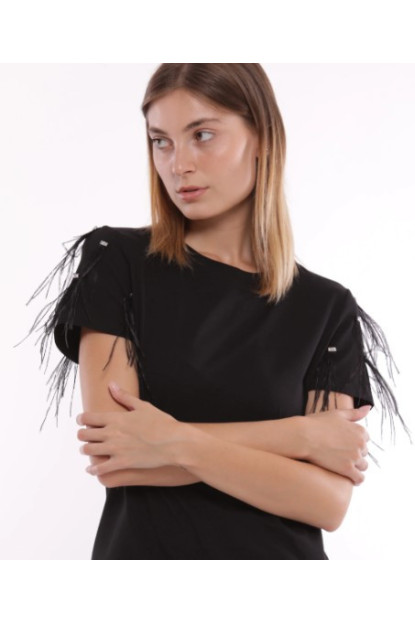 Camiseta con plumas negra