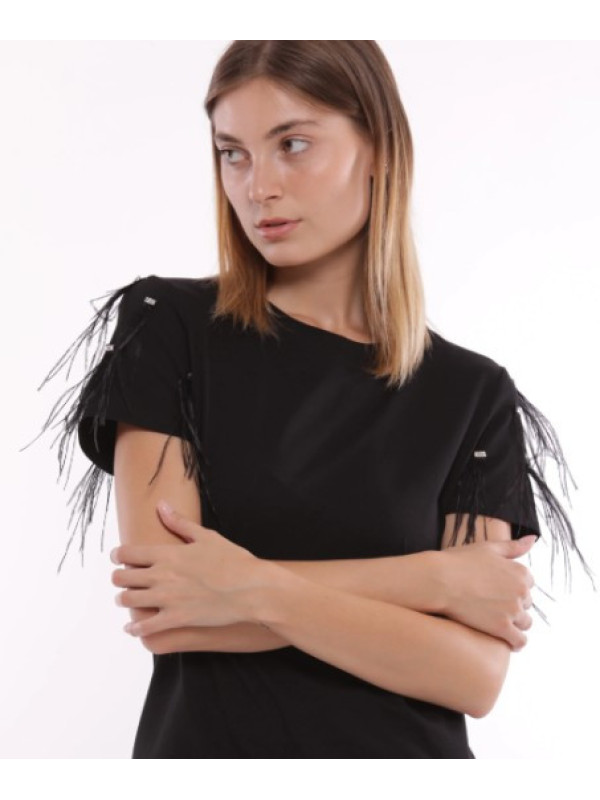 Camiseta con plumas negra