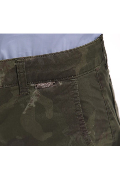 Pantalón estampado camuflaje