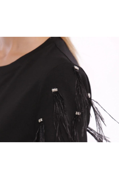 Camiseta con plumas negra