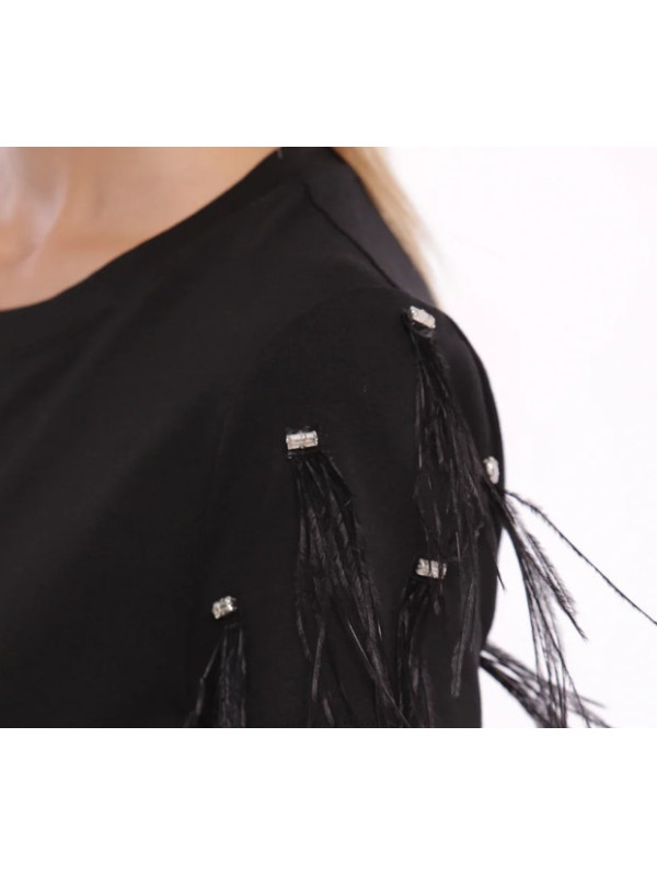 Camiseta con plumas negra