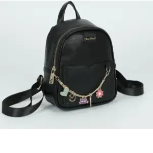 Mochila pequeña con cadena negra